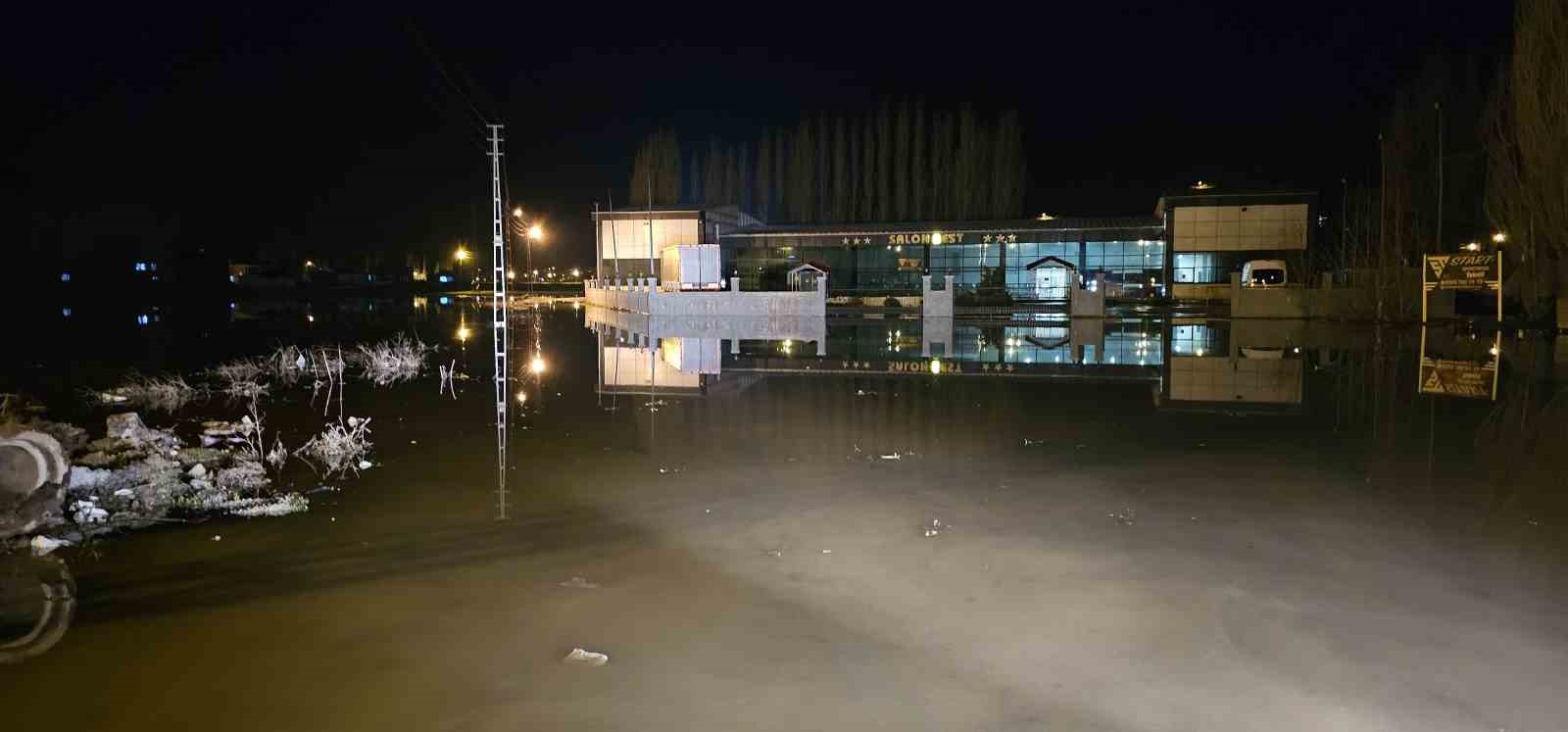 Hasköy’de sağanak ve eriyen kar su baskınlarına neden oldu
