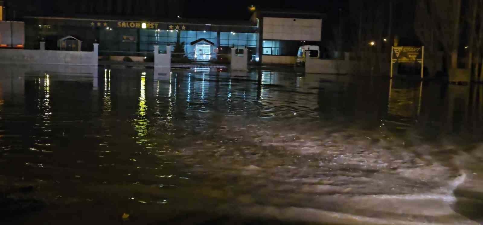 Hasköy’de sağanak ve eriyen kar su baskınlarına neden oldu
