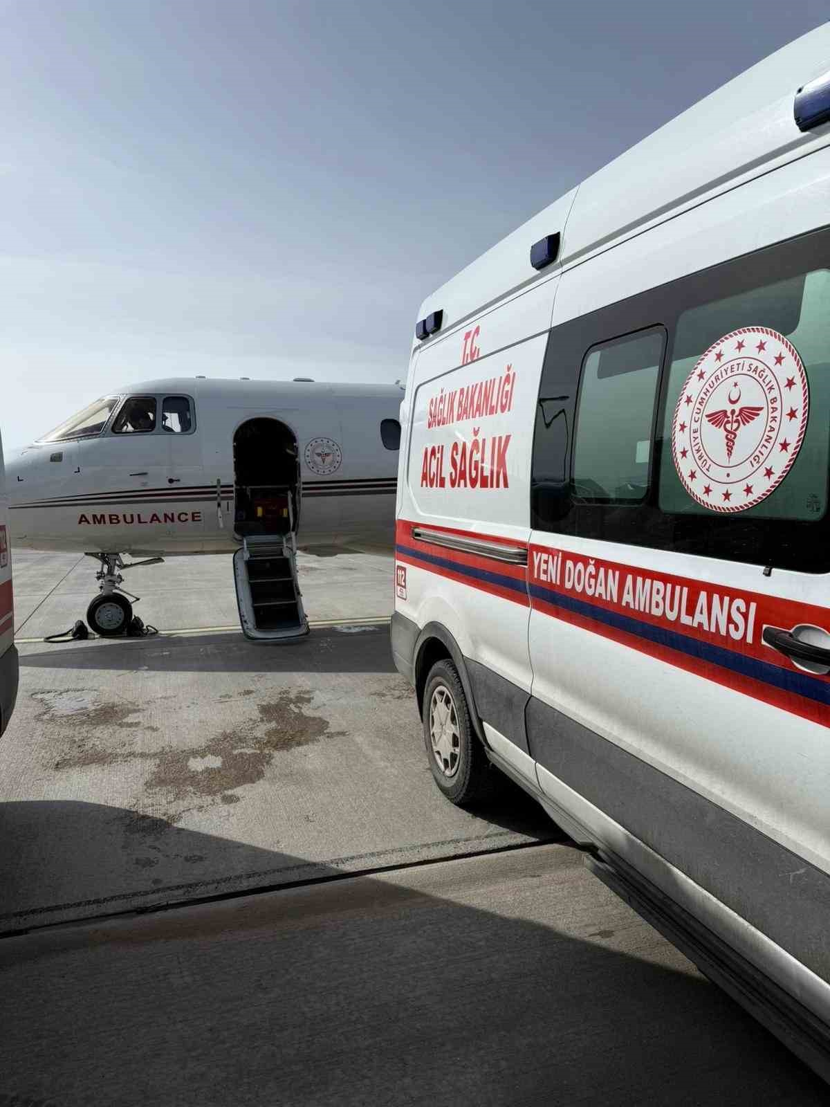 Hasta 2 bebek ambulans uçakla İstanbul’a sevk edildi
