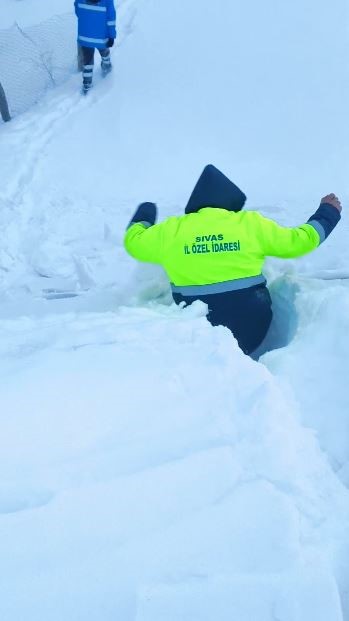 Hasta kadın köyde mahsur kaldı: 5 saatlik çalışmayla kapalı yol açıldı
