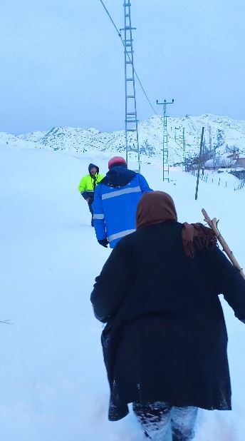 Hasta kadın köyde mahsur kaldı: 5 saatlik çalışmayla kapalı yol açıldı
