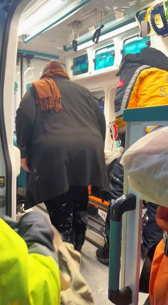 Hasta kadın köyde mahsur kaldı: 5 saatlik çalışmayla kapalı yol açıldı
