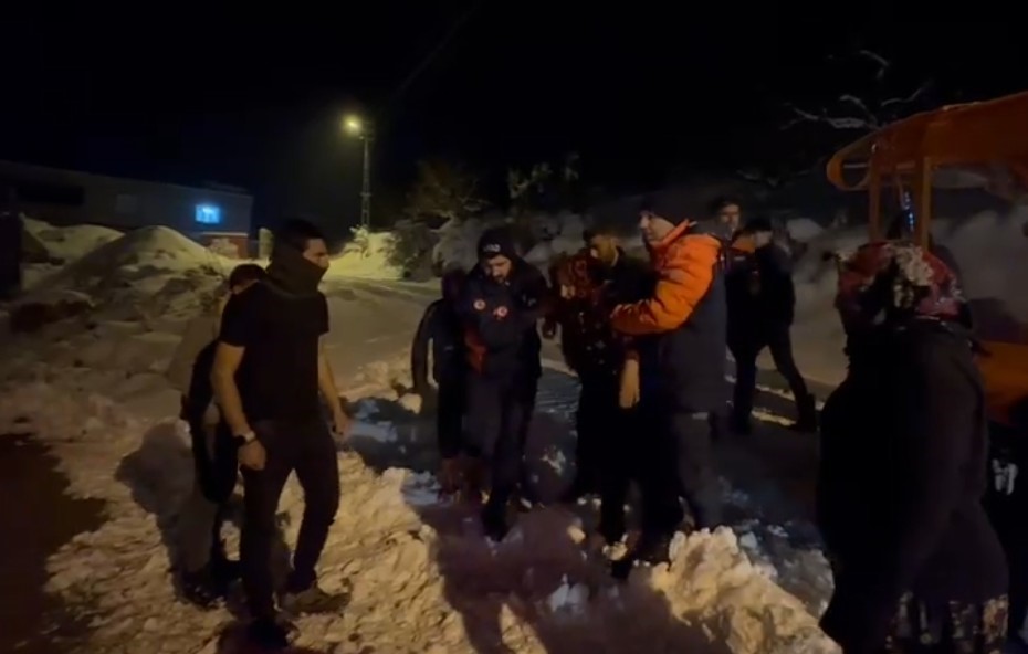 Hasta kadının imdadına paletli araçla AFAD yetişti
