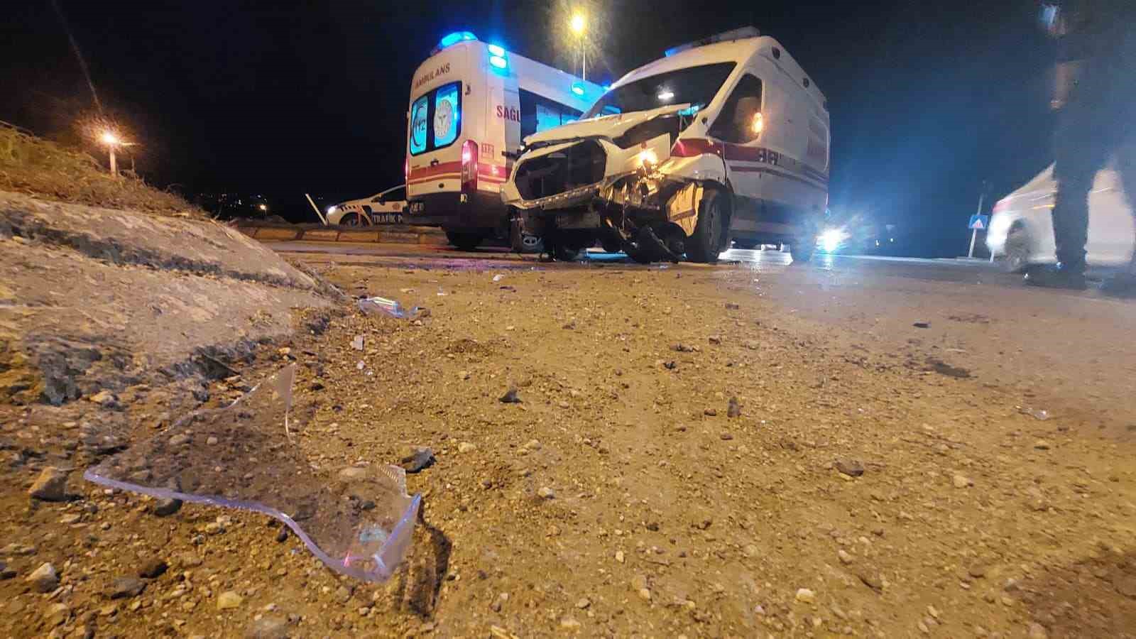 Hasta taşıyan ambulans ile otomobil çarpıştı: 1 yaralı
