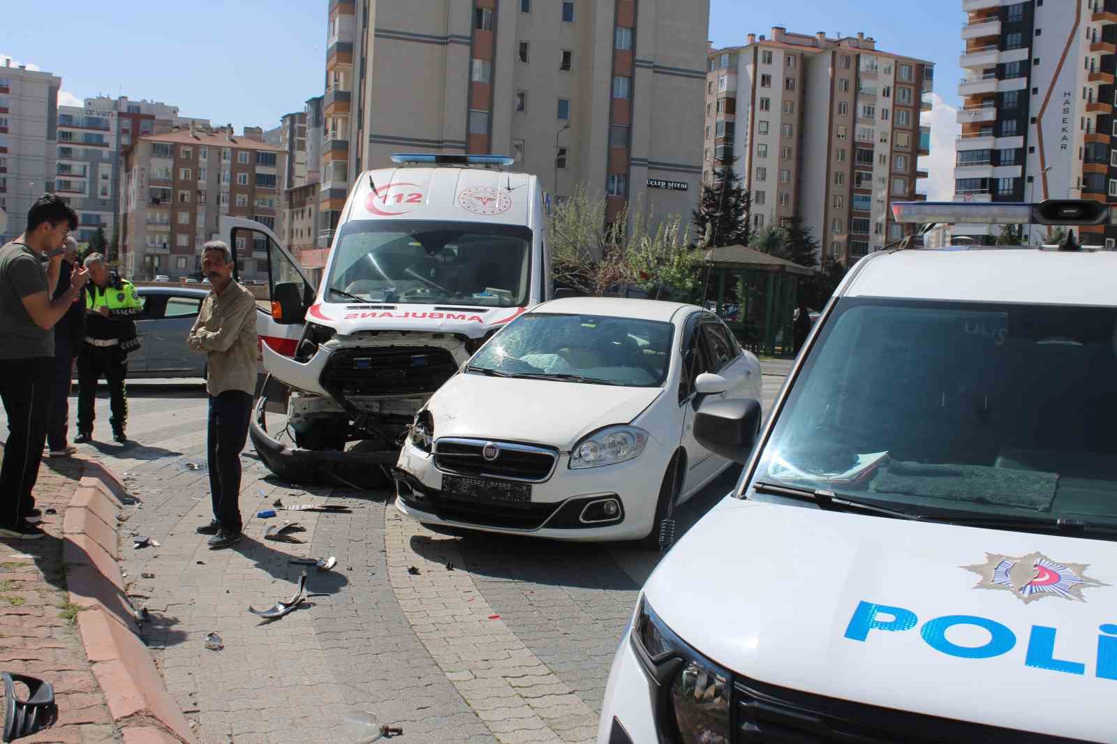 Hasta taşıyan ambulansla otomobil çarpıştı: 2 yaralı
