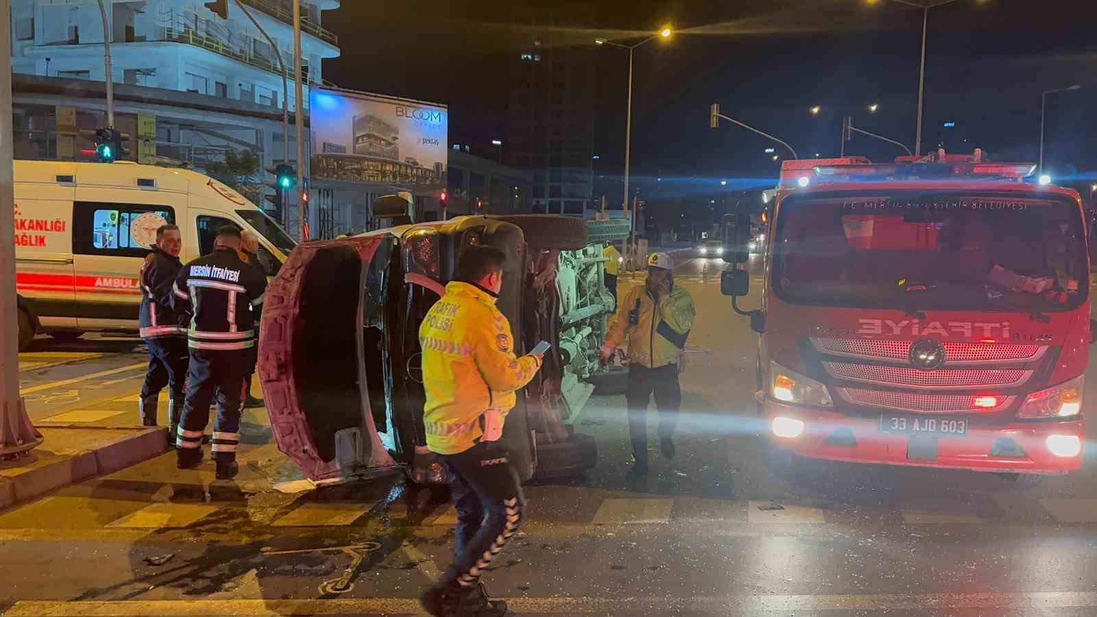 Hasta taşıyan ambulansla otomobil çarpıştı: 4 yaralı

