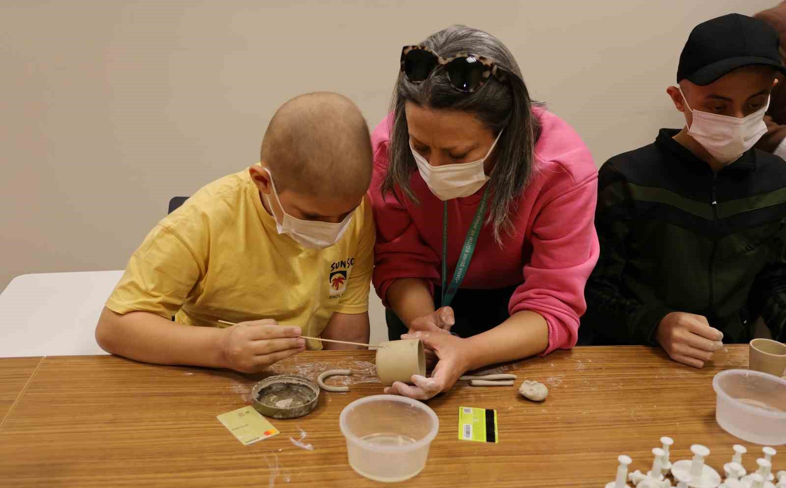 Hasta yataklarında okula gidemeyen çocuklar, bu atölyelerde el becerilerini geliştiriyor
