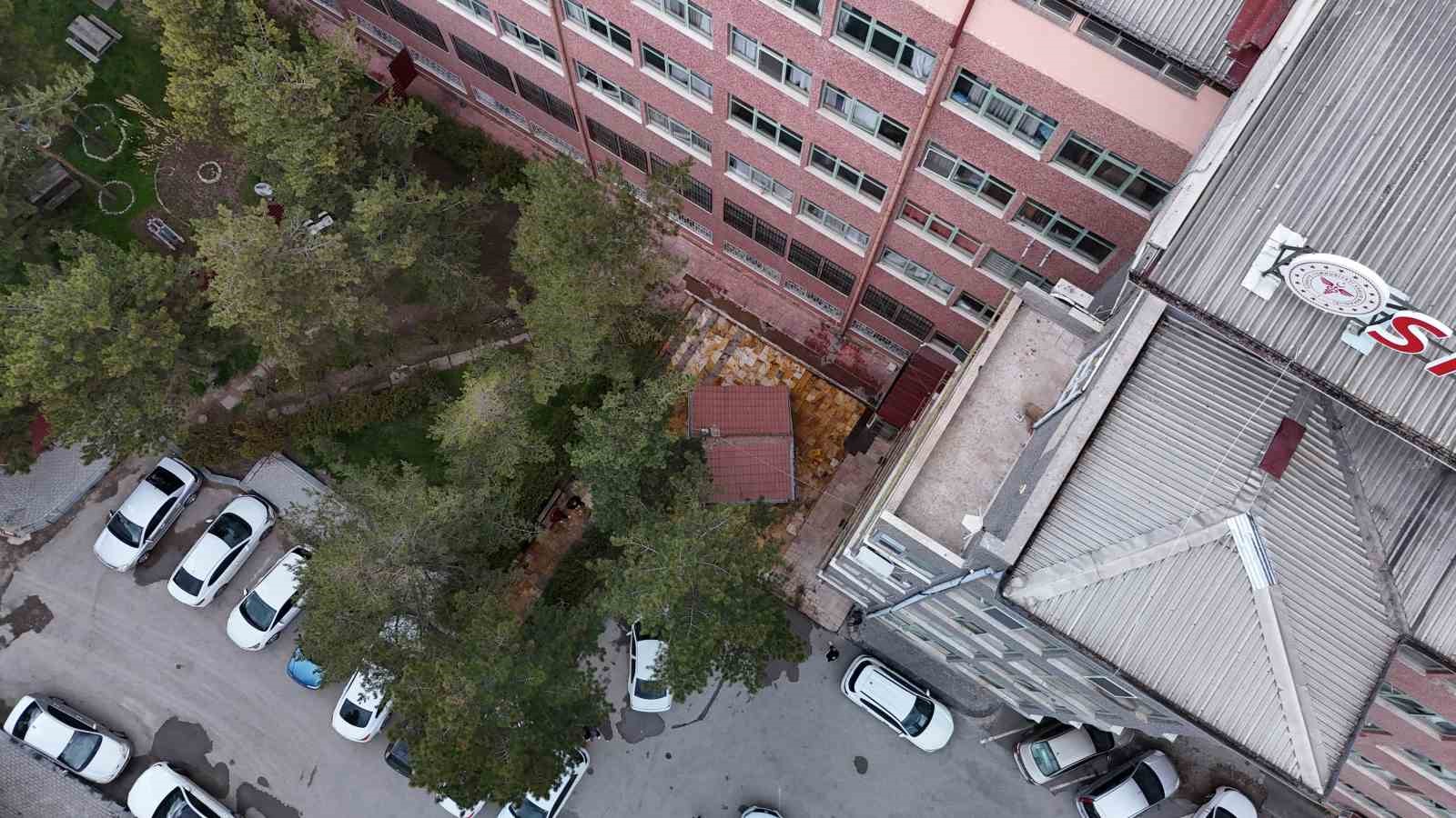 Hastane bahçesinde türbe, rivayetleriyle dikkat çekiyor
