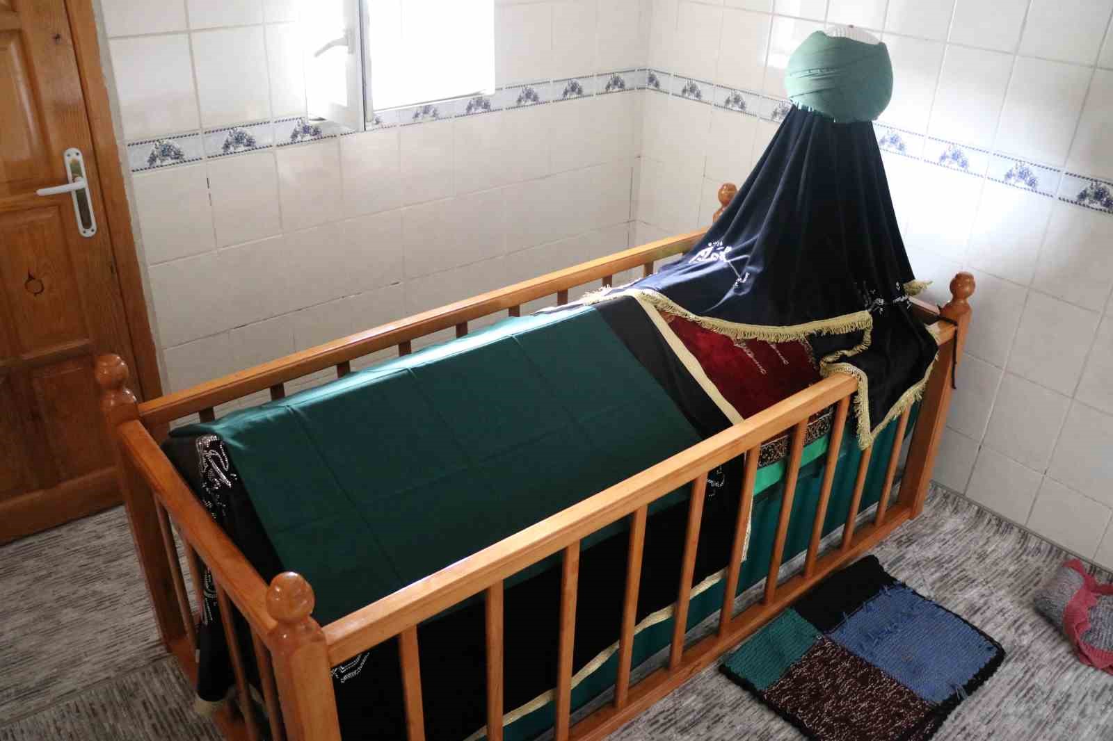 Hastane bahçesinde türbe, rivayetleriyle dikkat çekiyor
