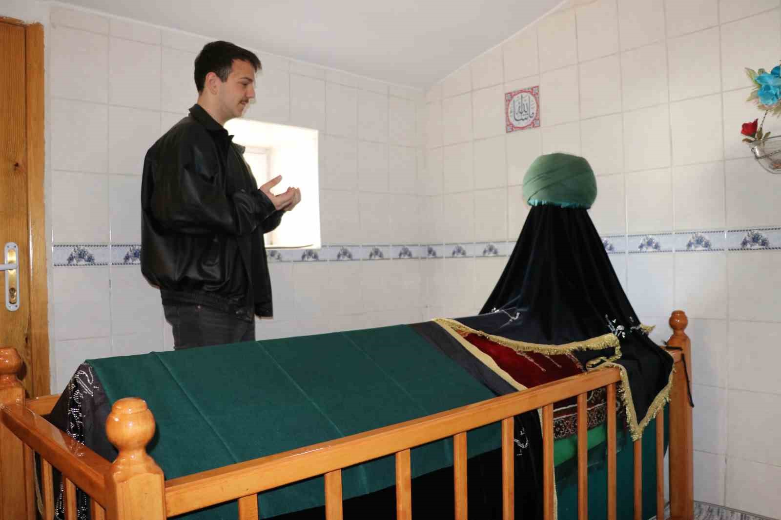 Hastane bahçesinde türbe, rivayetleriyle dikkat çekiyor
