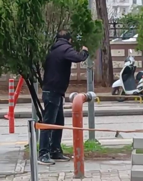 Hastane bahçesindeki madde bağımlısı görenleri korkuttu
