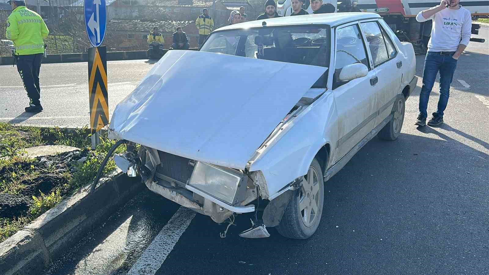 Hastane kavşağında yine kaza: Tofaş kağıt gibi katlandı
