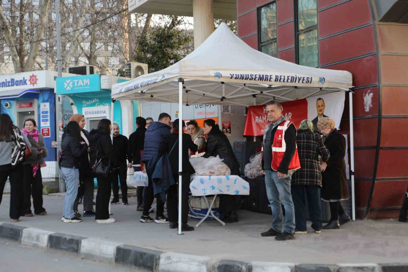 Hastane önünde iftar yemeği dağıtıldı
