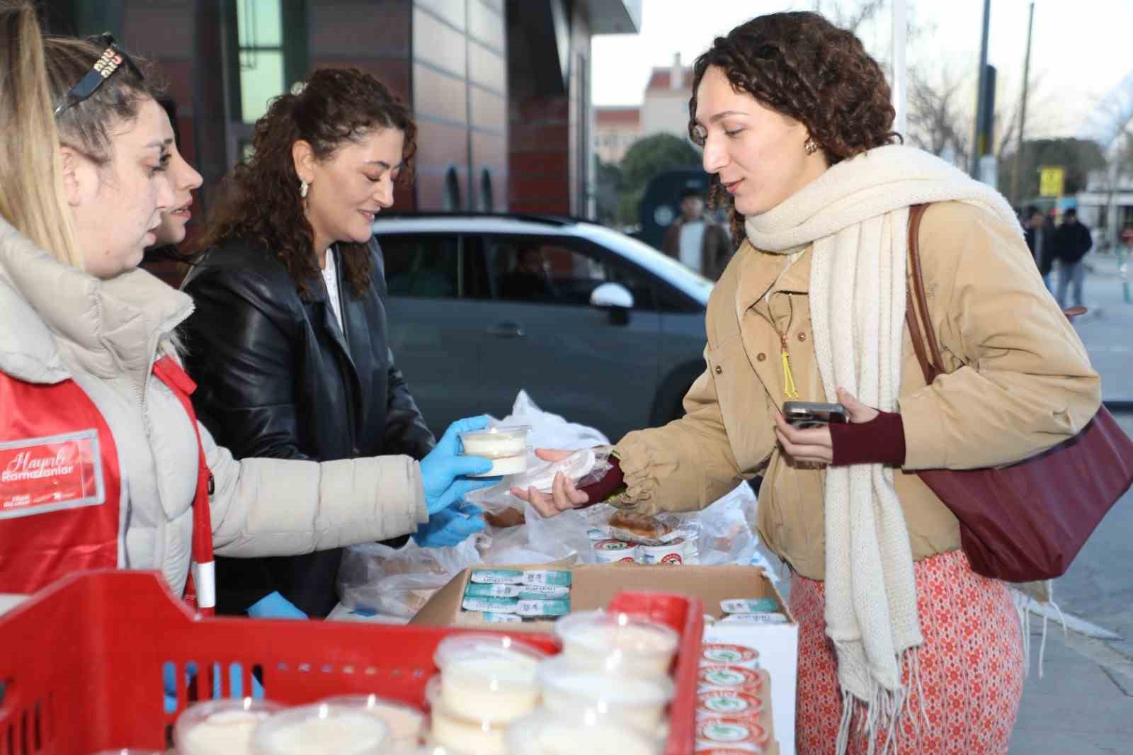 Hastane önünde iftar yemeği dağıtıldı
