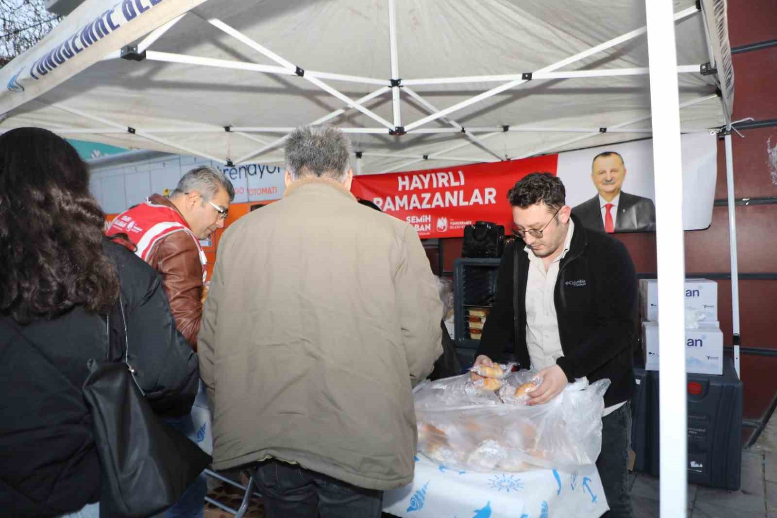 Hastane önünde iftar yemeği dağıtıldı
