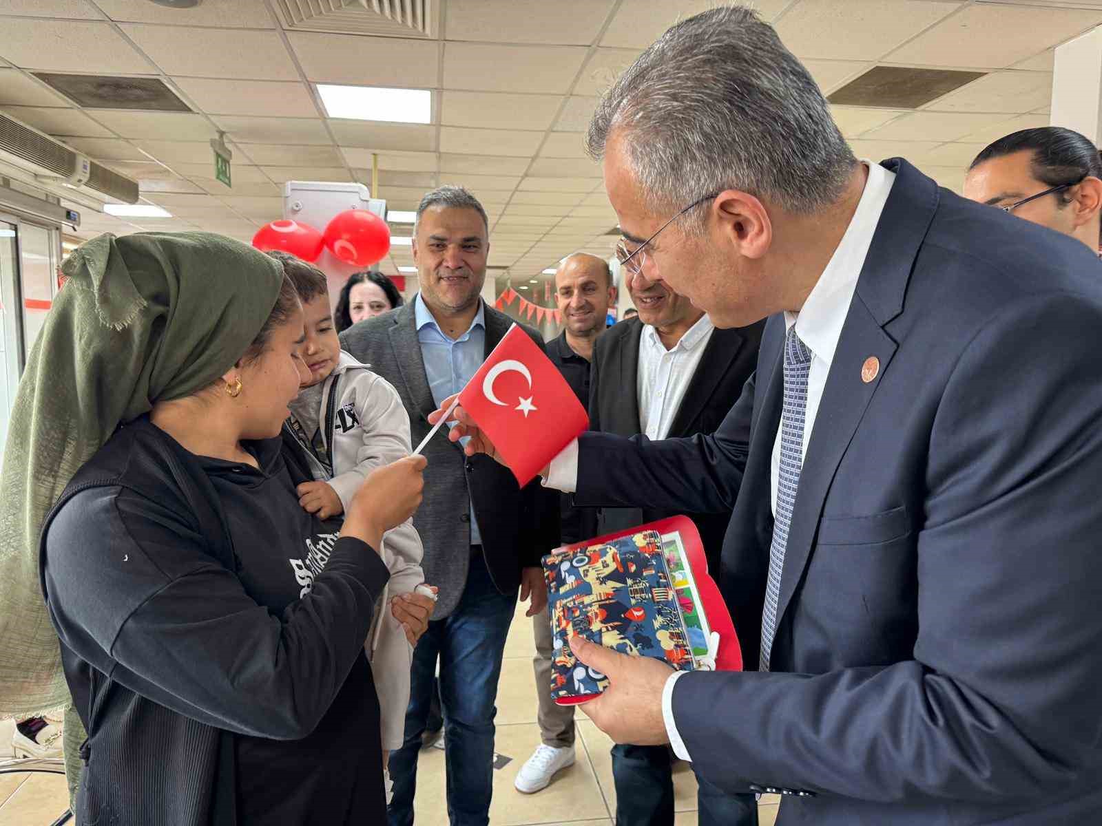 Hastanede 23 Nisan coşkusu: Minik hastalara sürpriz bayram etkinliği
