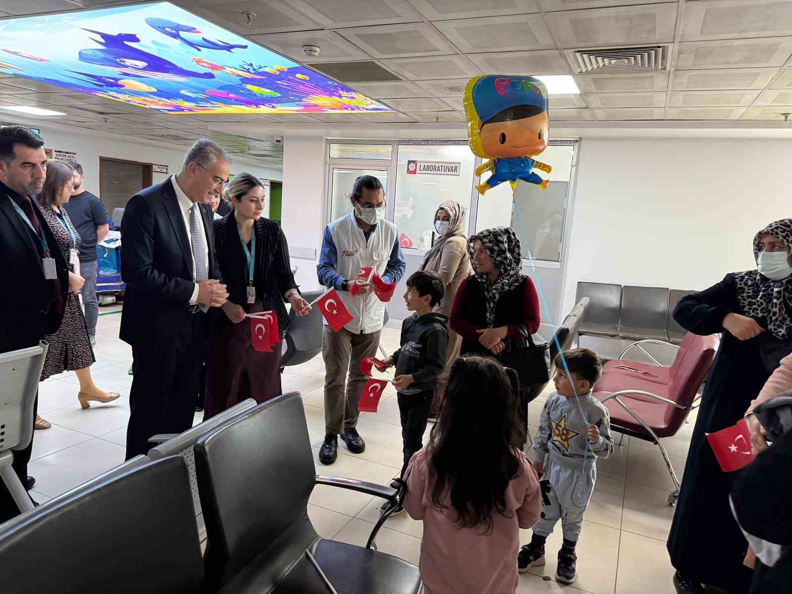 Hastanede 23 Nisan coşkusu: Minik hastalara sürpriz bayram etkinliği
