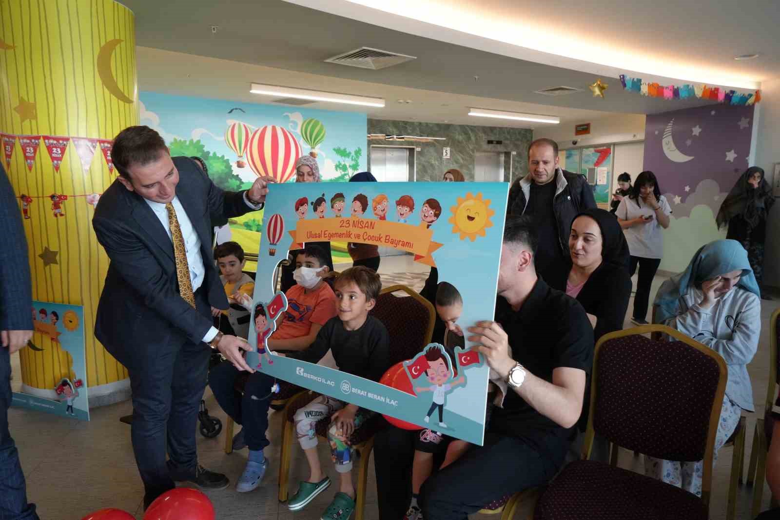 Hastanede 23 Nisan sevinci: Minik kahramanların yüzü güldü
