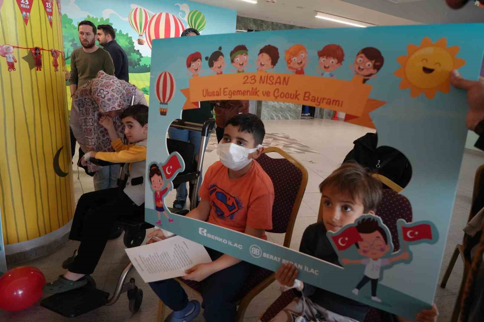Hastanede 23 Nisan sevinci: Minik kahramanların yüzü güldü
