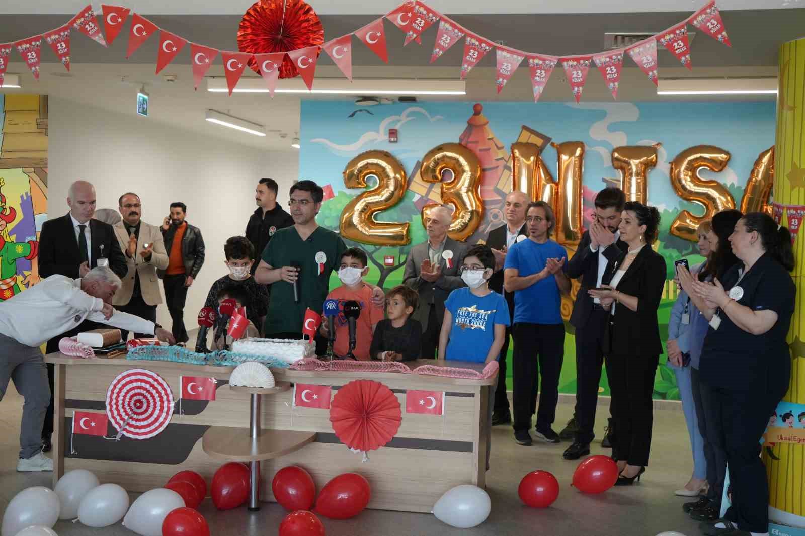 Hastanede 23 Nisan sevinci: Minik kahramanların yüzü güldü
