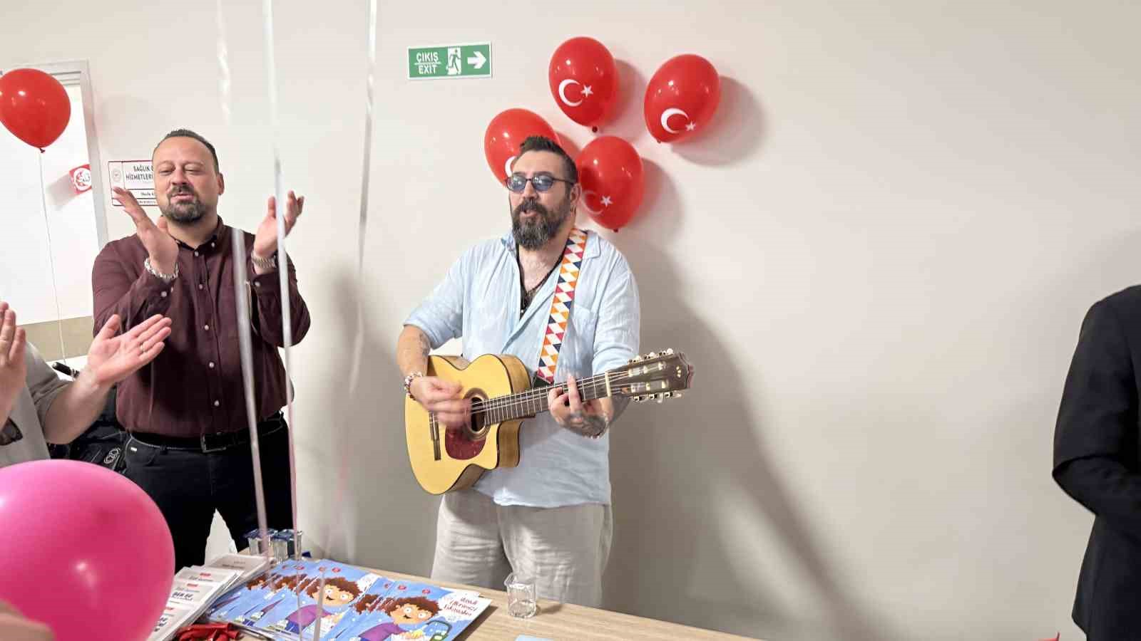 Hastanede tedavi gören çocuklara 23 Nisan sürprizi
