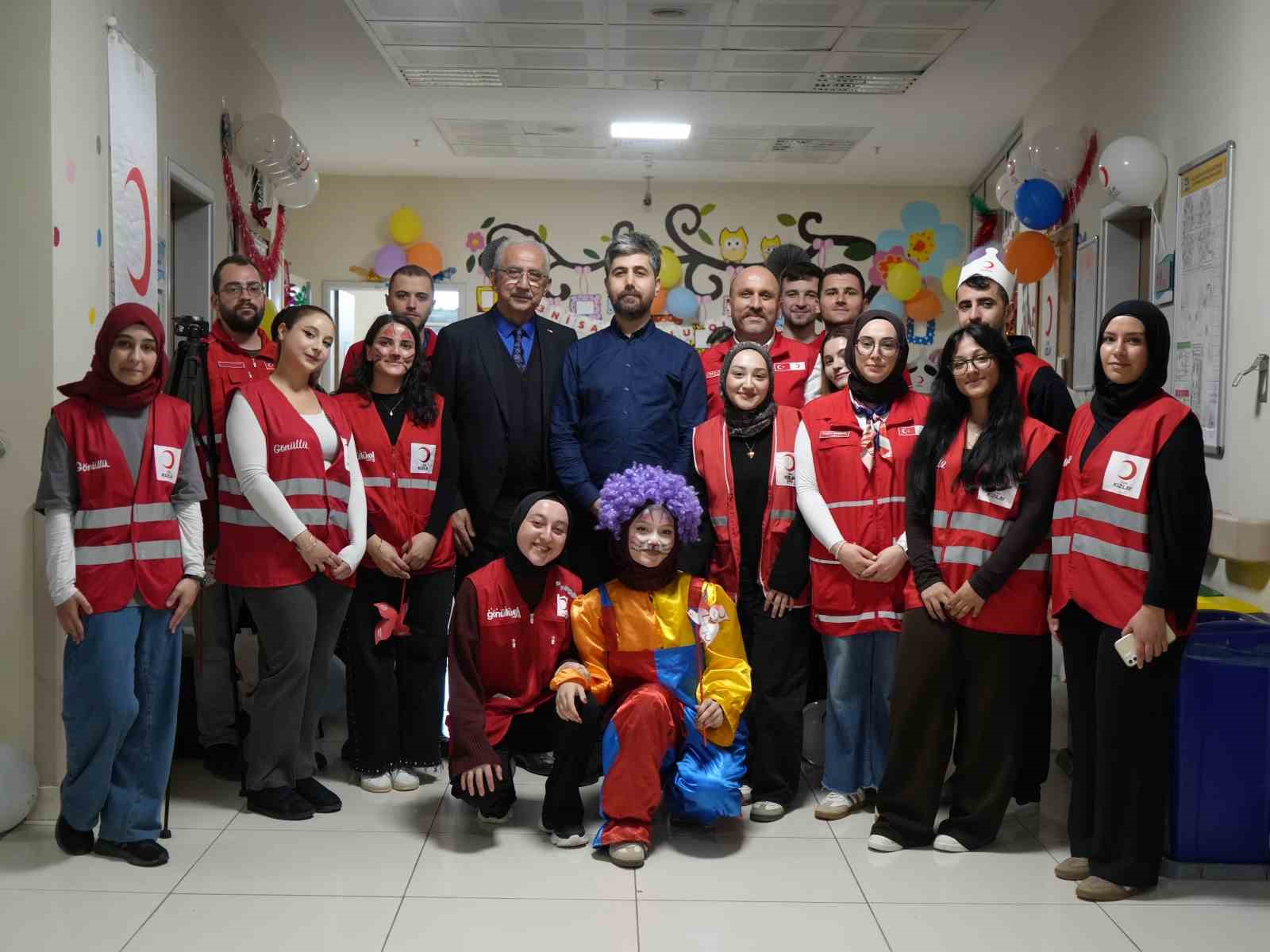 Hastanede tedavi gören çocuklara 23 Nisan sürprizi
