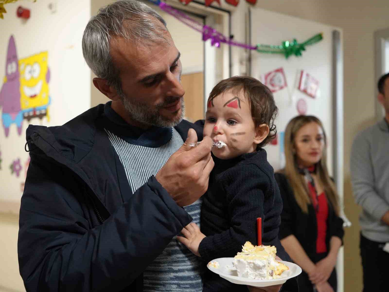 Hastanede tedavi gören çocuklara 23 Nisan sürprizi
