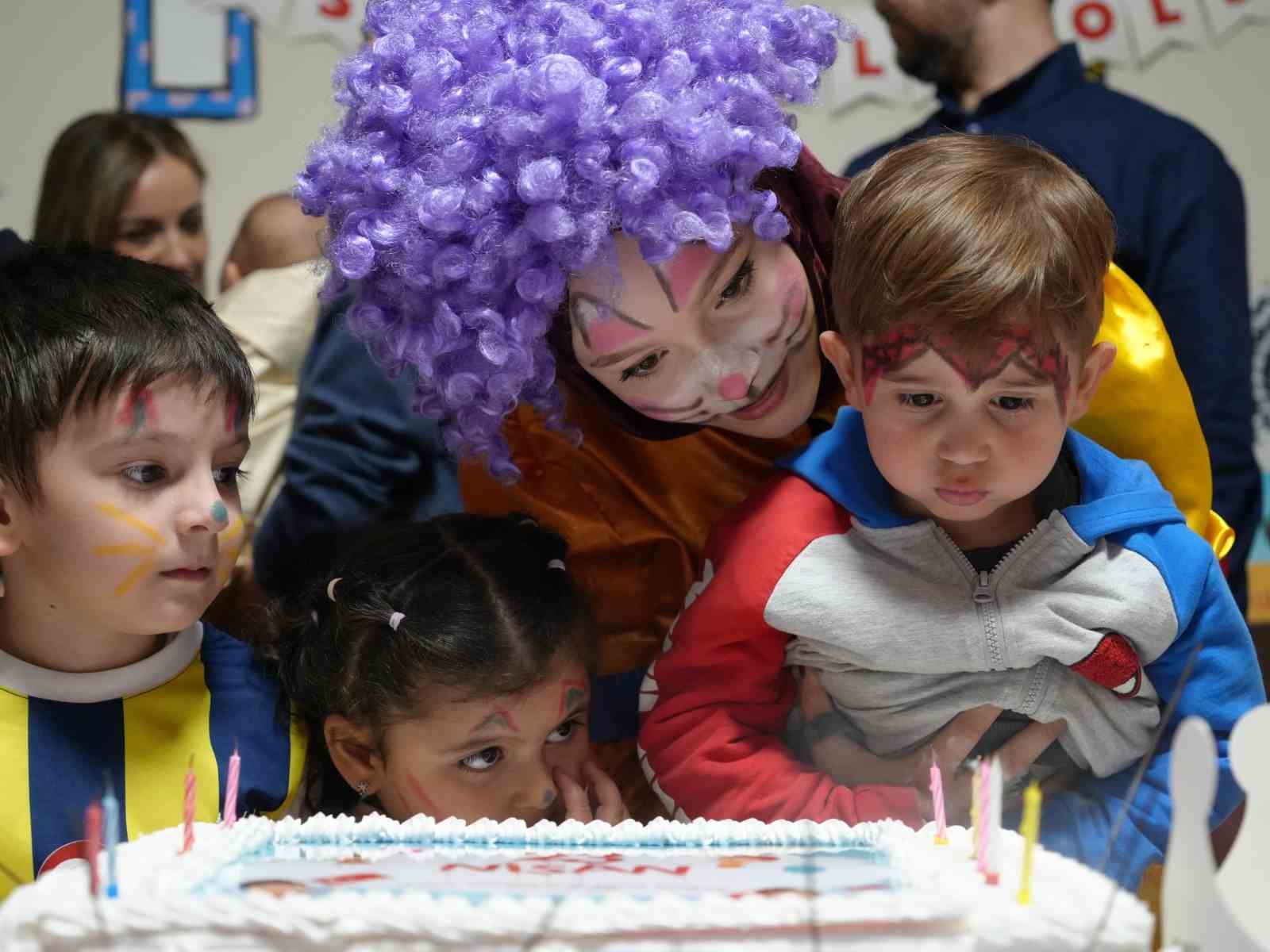 Hastanede tedavi gören çocuklara 23 Nisan sürprizi
