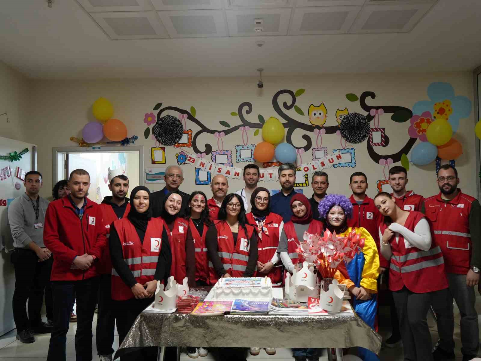 Hastanede tedavi gören çocuklara 23 Nisan sürprizi

