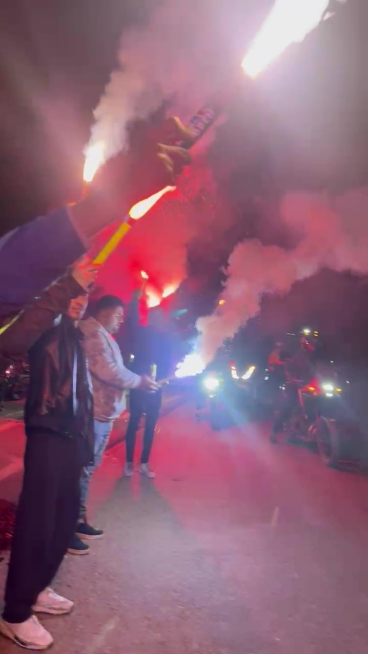 Hastanede tedavi gören kanser hastası kadına arkadaşlarından 8 Mart sürprizi
