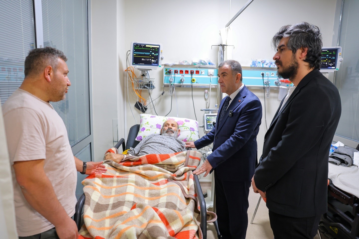 Hastanede tedavi gören vatandaşlara bayram ziyareti
