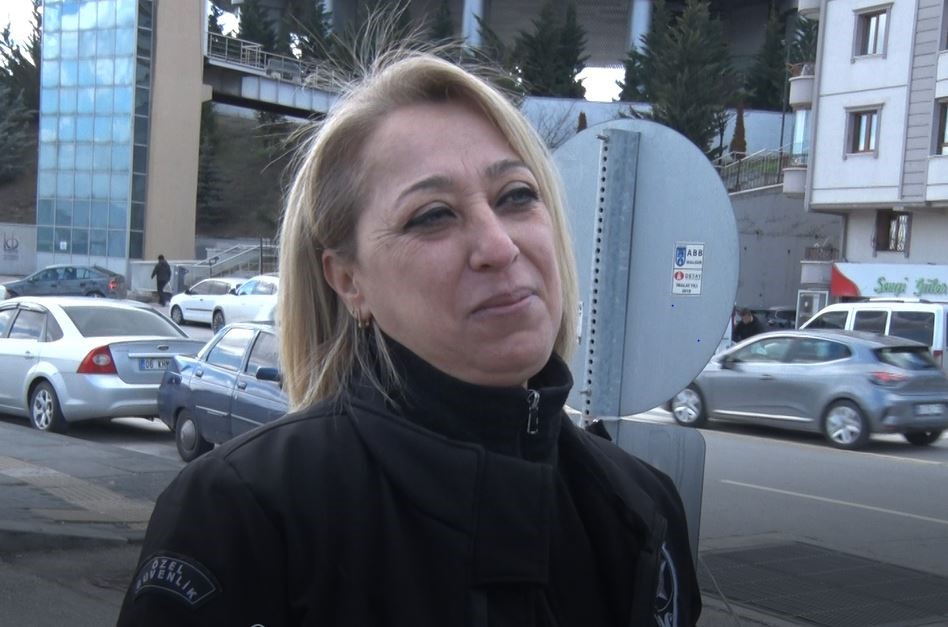 Hastanede uyuyan çocuğun üzerini örten güvenlik görevlisi yürekleri ısıttı
