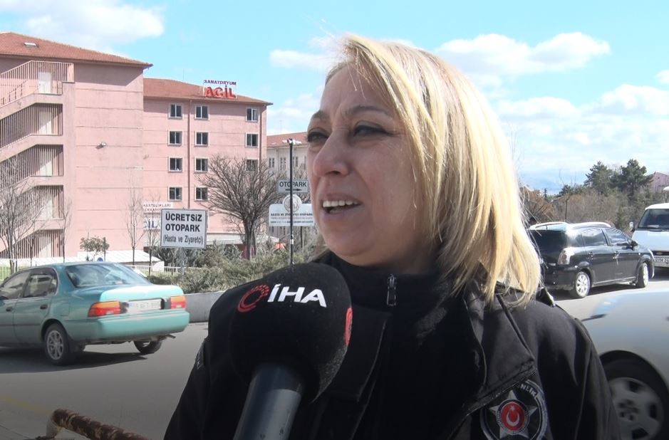 Hastanede uyuyan çocuğun üzerini örten güvenlik görevlisi yürekleri ısıttı
