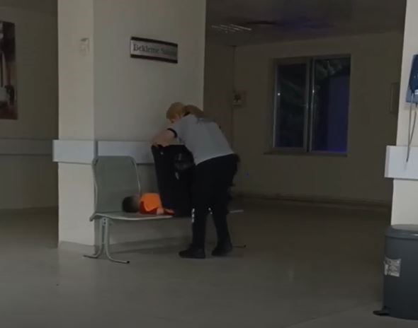 Hastanede uyuyan çocuğun üzerini örten güvenlik görevlisi yürekleri ısıttı
