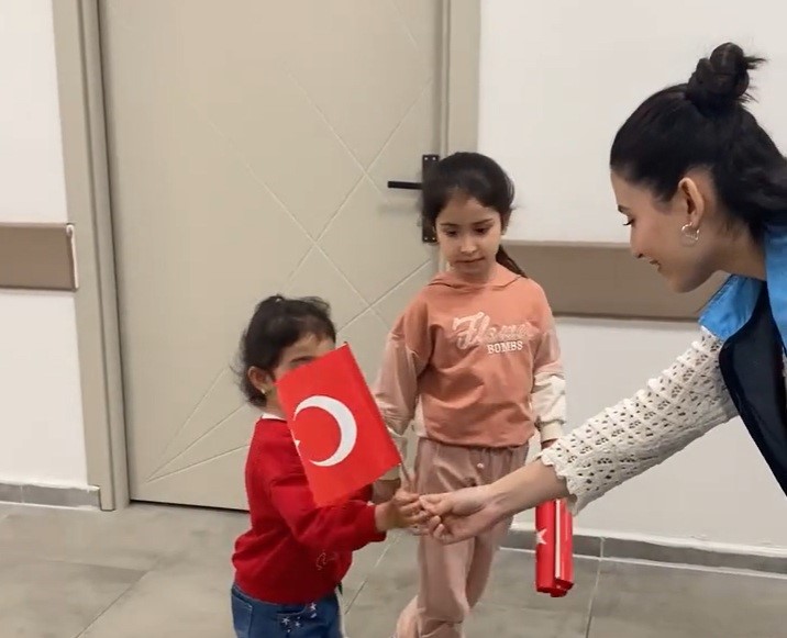 Hastanedeki çocuklara 23 Nisan sürprizi
