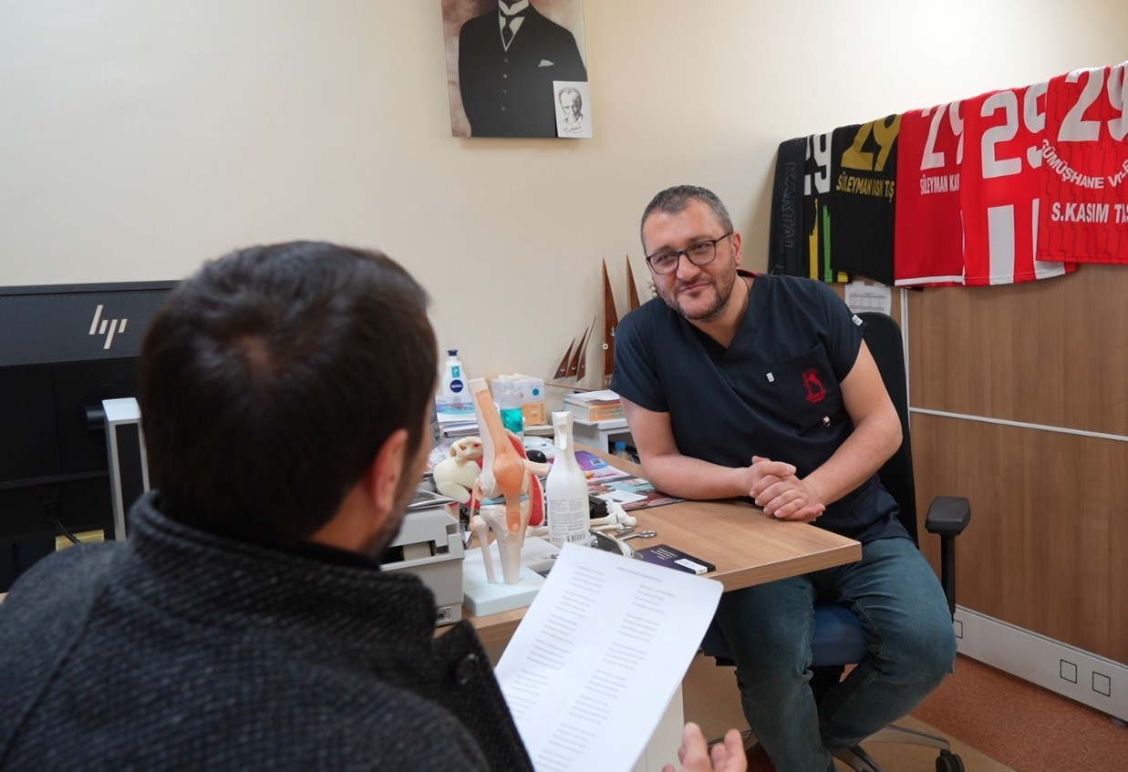 Hastaneden randevu alamayınca doktora taşlama şiir yazdı
Hastaneden randevu alamayınca doktora taşlama şiir yazdı