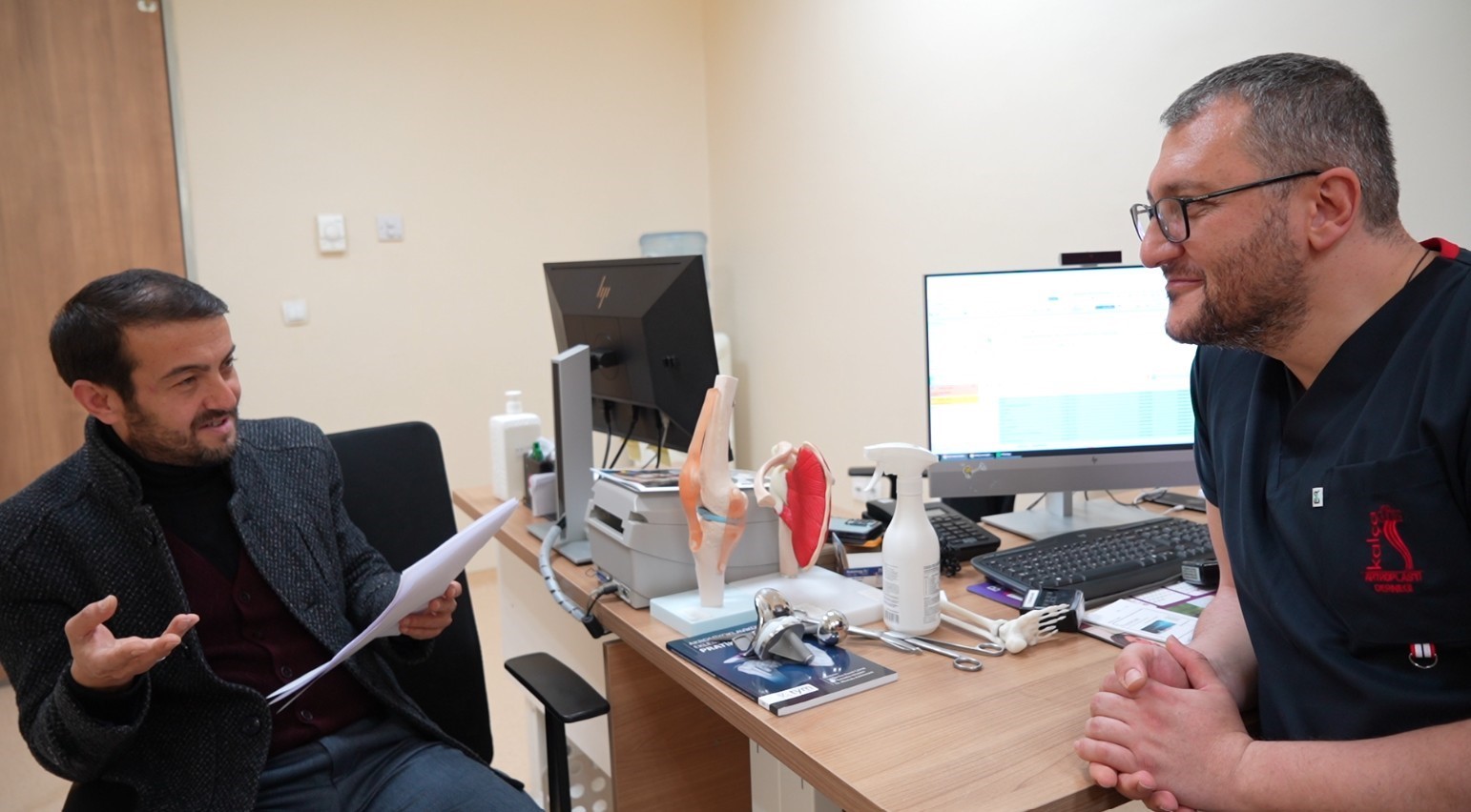 Hastaneden randevu alamayınca doktora taşlama şiir yazdı
Hastaneden randevu alamayınca doktora taşlama şiir yazdı