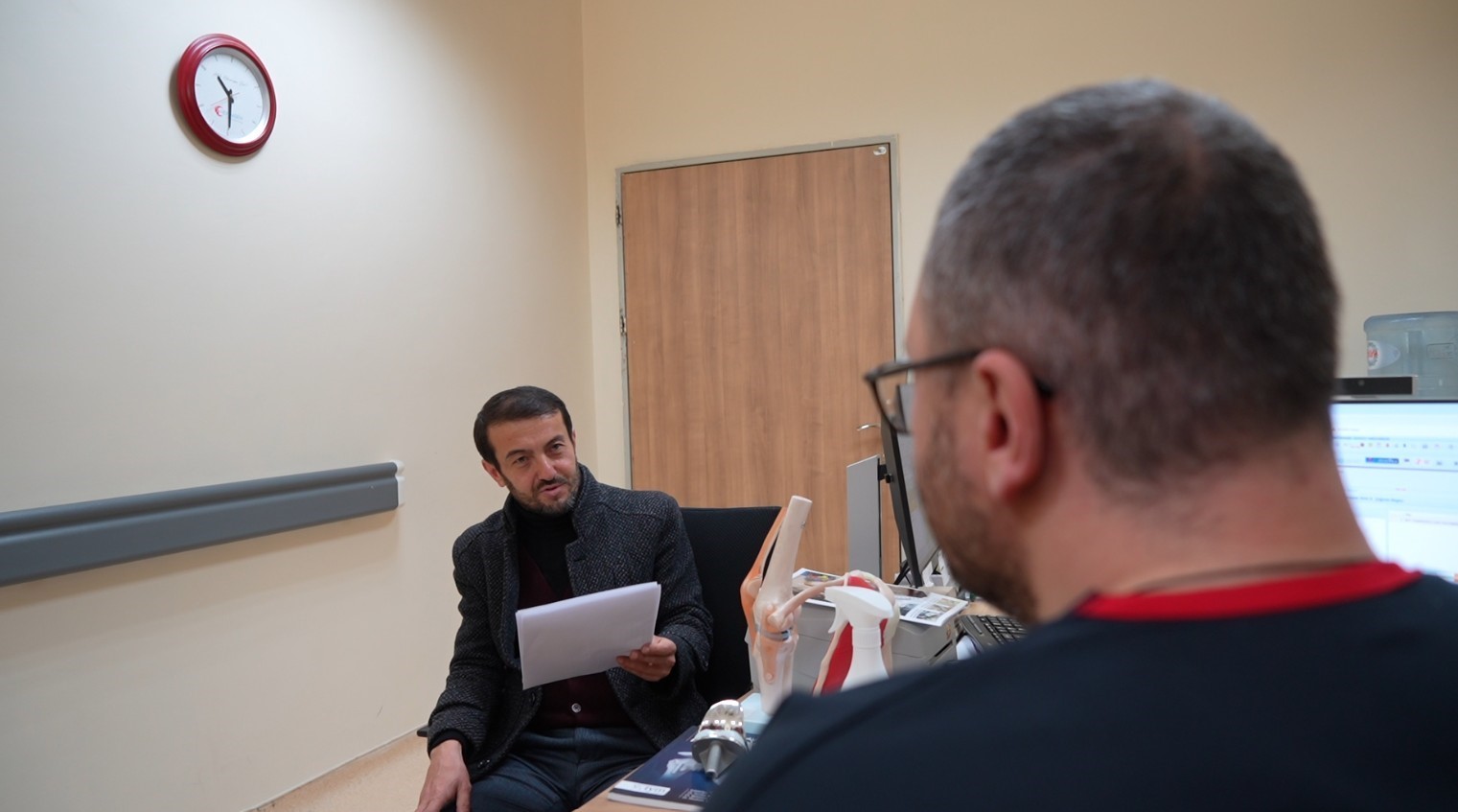 Hastaneden randevu alamayınca doktora taşlama şiir yazdı
Hastaneden randevu alamayınca doktora taşlama şiir yazdı