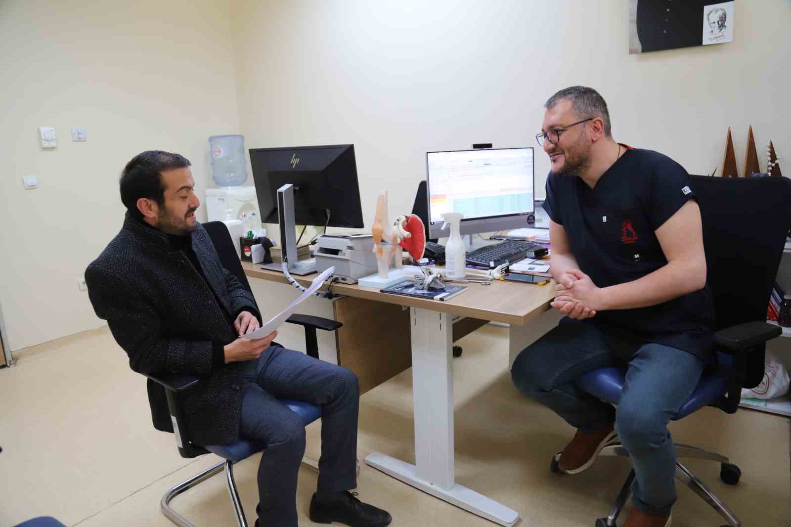 Hastaneden randevu alamayınca doktora taşlama şiir yazdı
Hastaneden randevu alamayınca doktora taşlama şiir yazdı