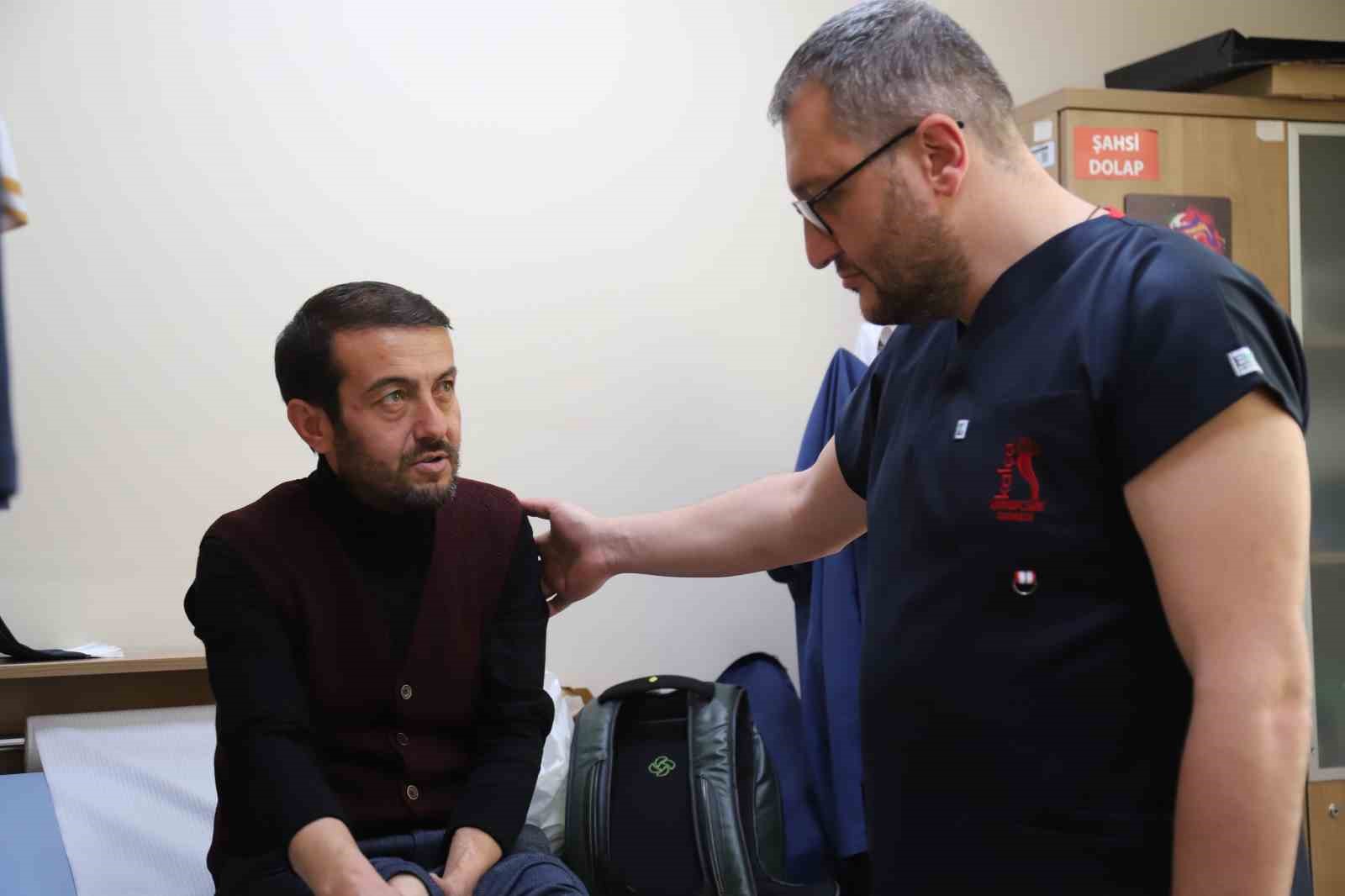 Hastaneden randevu alamayınca doktora taşlama şiir yazdı
Hastaneden randevu alamayınca doktora taşlama şiir yazdı