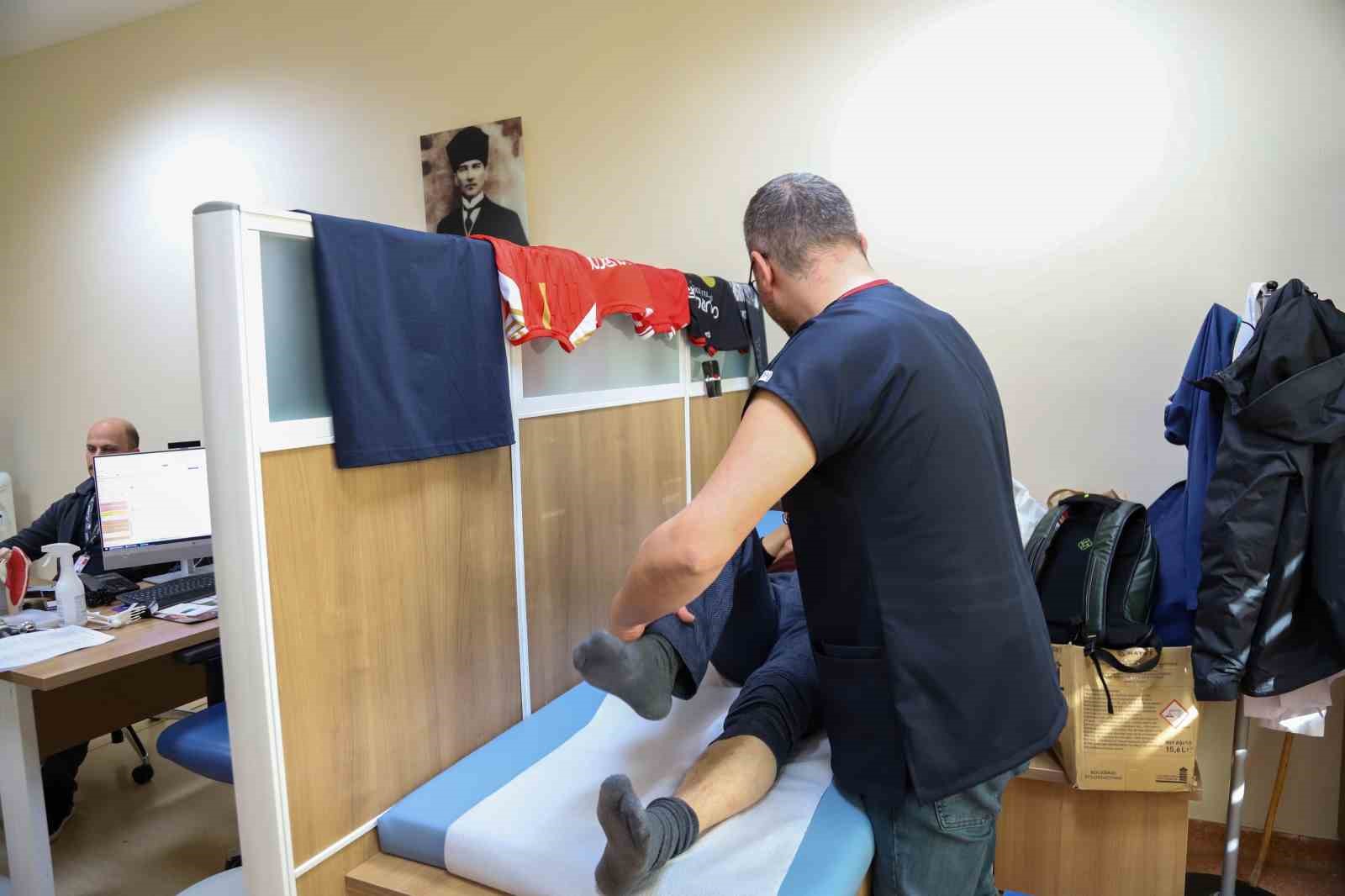 Hastaneden randevu alamayınca doktora taşlama şiir yazdı
Hastaneden randevu alamayınca doktora taşlama şiir yazdı