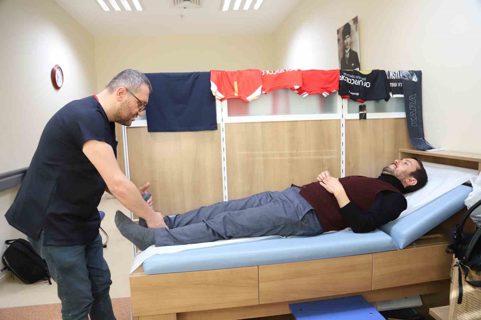 Hastaneden randevu alamayınca doktora taşlama şiir yazdı
Hastaneden randevu alamayınca doktora taşlama şiir yazdı