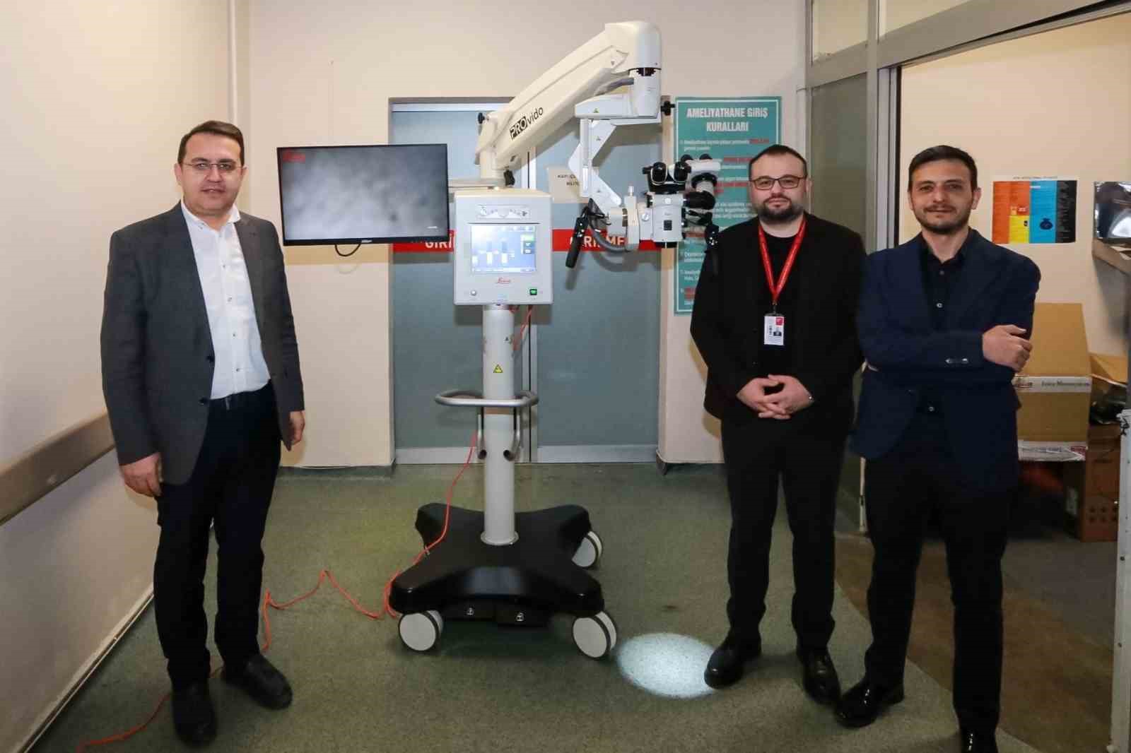 Hastaneye ileri teknoloji cerrahi operasyon mikroskobu
