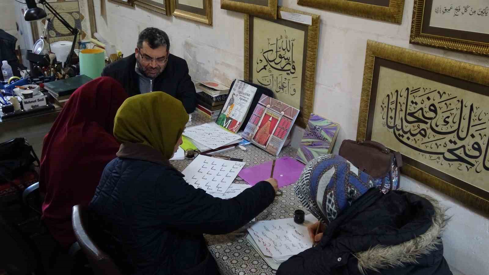 Hat sanatçısı yeni öğrenciler yetiştiriyor
Hat sanatçısı yeni öğrenciler yetiştiriyor