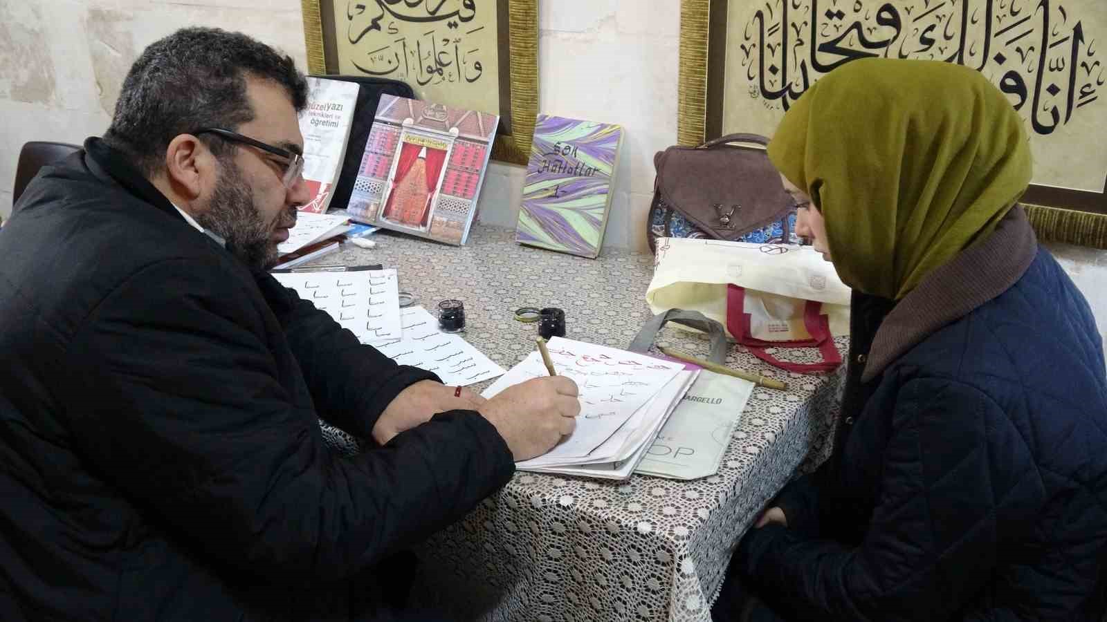 Hat sanatçısı yeni öğrenciler yetiştiriyor
Hat sanatçısı yeni öğrenciler yetiştiriyor