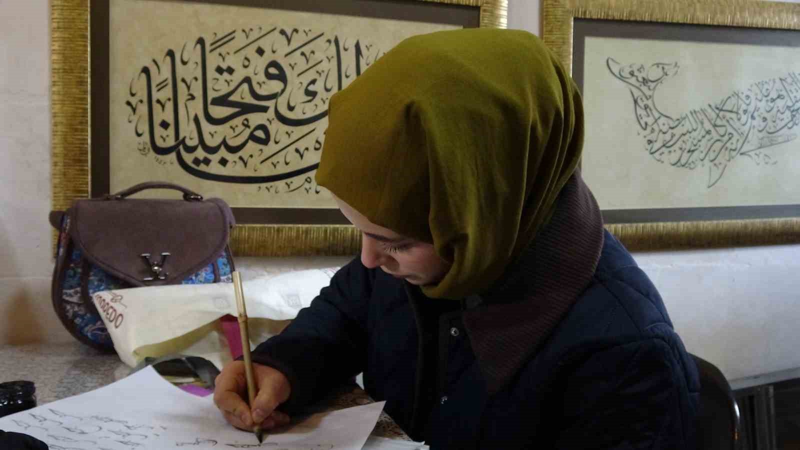 Hat sanatçısı yeni öğrenciler yetiştiriyor
Hat sanatçısı yeni öğrenciler yetiştiriyor