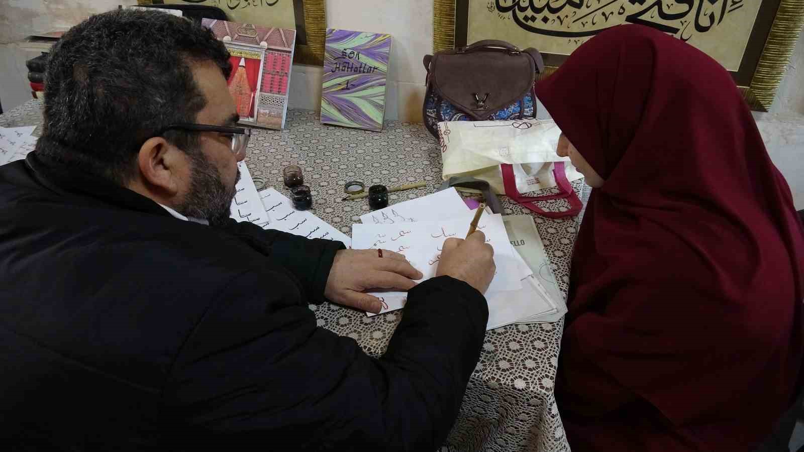 Hat sanatçısı yeni öğrenciler yetiştiriyor
Hat sanatçısı yeni öğrenciler yetiştiriyor