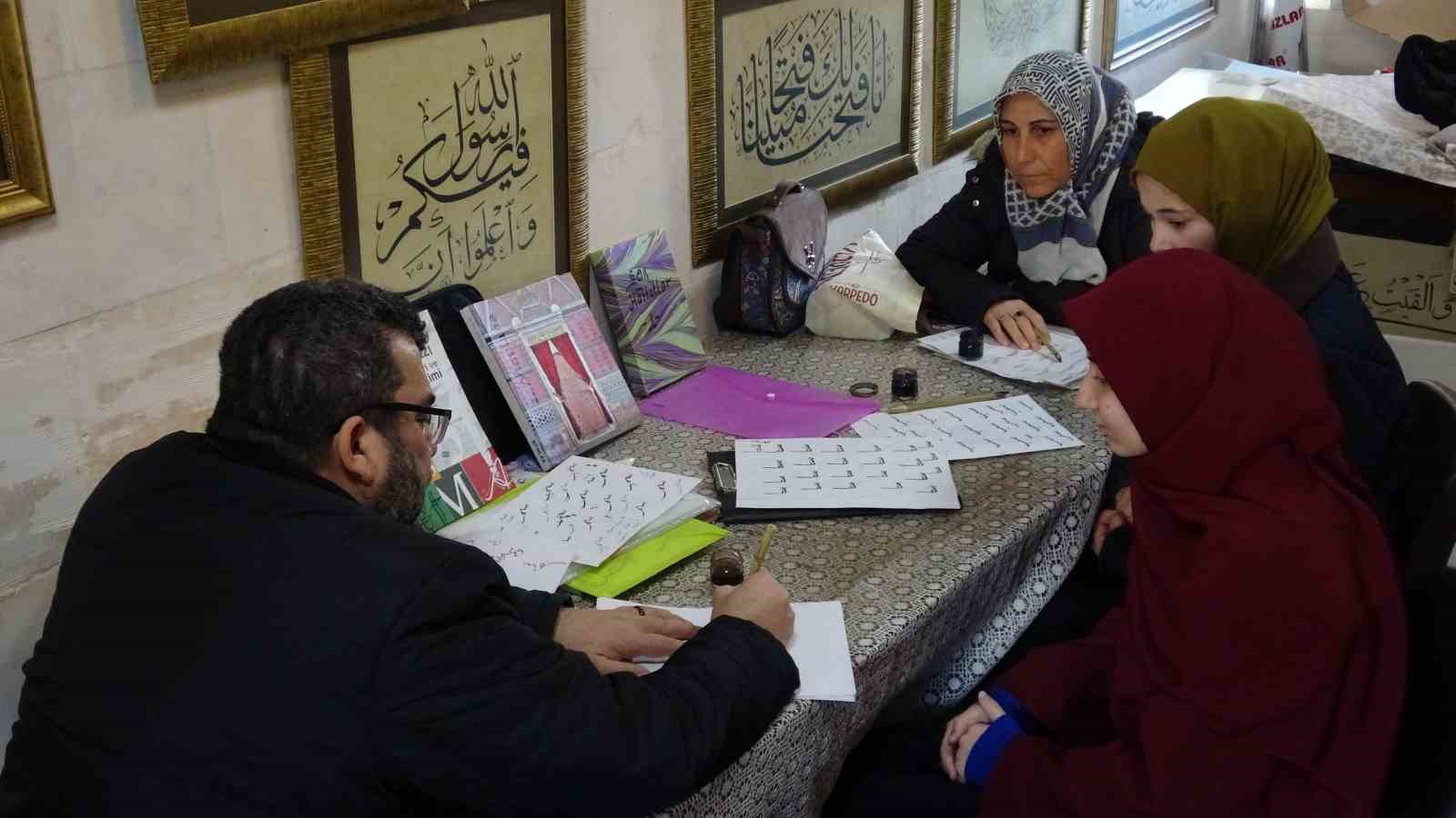 Hat sanatçısı yeni öğrenciler yetiştiriyor
Hat sanatçısı yeni öğrenciler yetiştiriyor