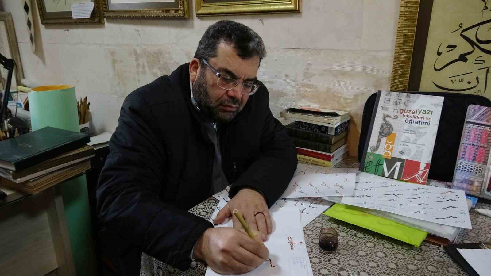 Hat sanatçısı yeni öğrenciler yetiştiriyor
Hat sanatçısı yeni öğrenciler yetiştiriyor