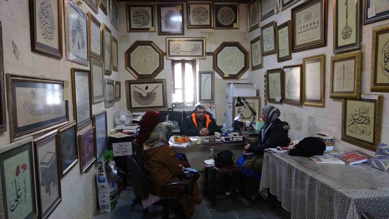 Hat sanatçısı yeni öğrenciler yetiştiriyor
Hat sanatçısı yeni öğrenciler yetiştiriyor